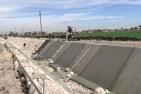 self-loading-concrete-mixer-for-Water-canals-project-1