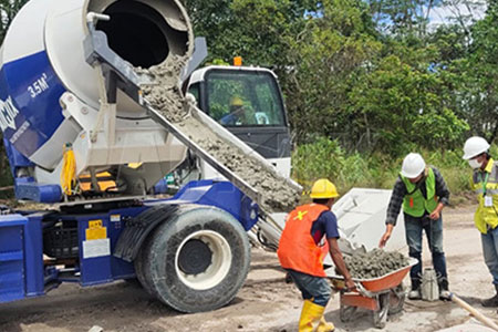 self-loading-concrete-mixer-for-Water-canals-project