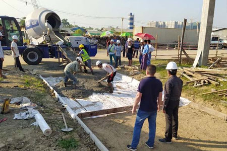 self-loading-concrete-mixer-for-building-project-1