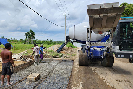 self-loading-concrete-mixer-for-roads-construction